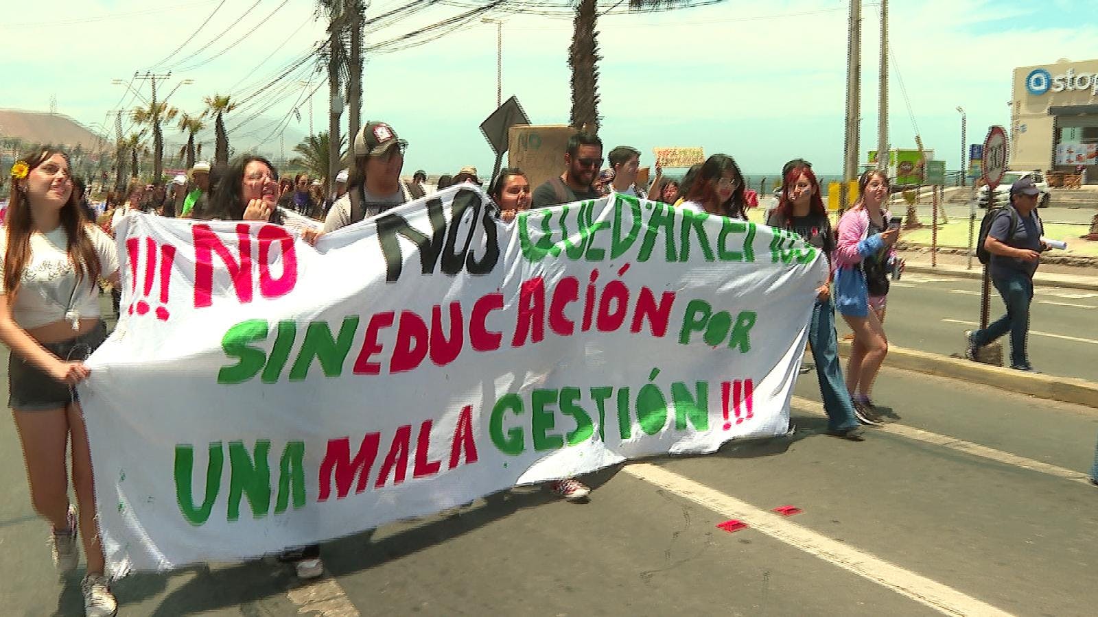 Universitarios salen a marchar y suman cuatro días en paro y toma