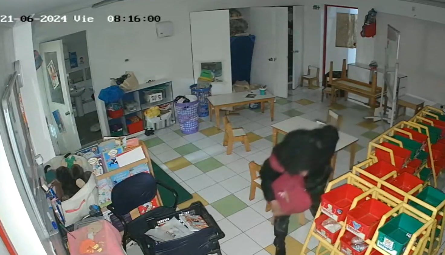 Desde mochilas hasta colaciones: Detienen a sujeto que robó 11 veces en jardín infantil 