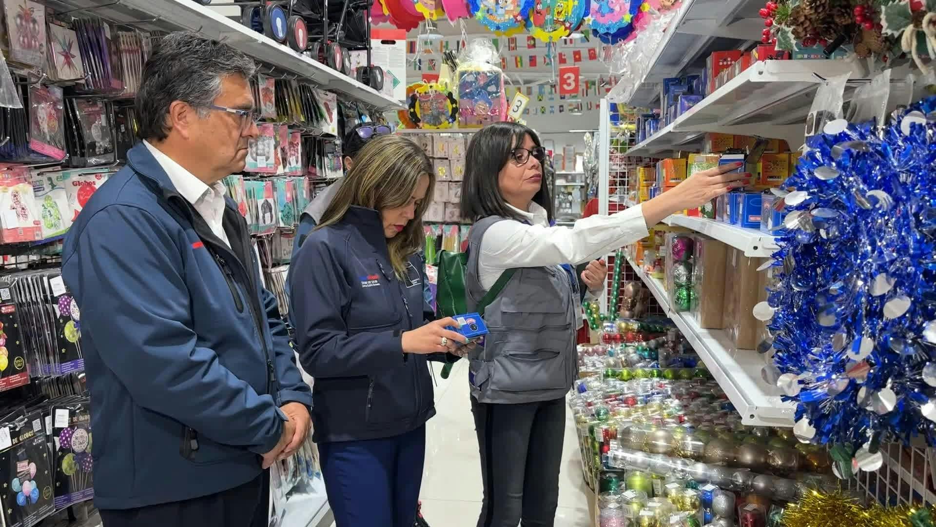Autoridades fiscalizan locales en Viña de Maren el marco de compras navideñas