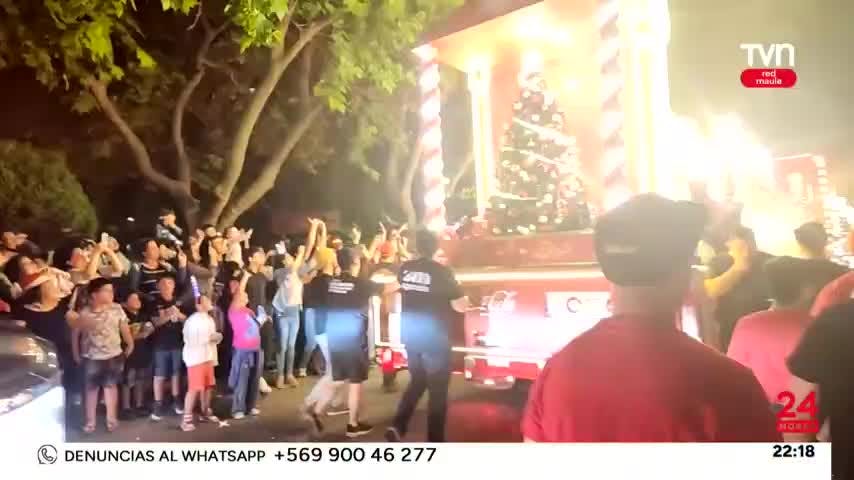 Miles de personas se reunieron para disfrutar de la Caravana Navideña en Talca.