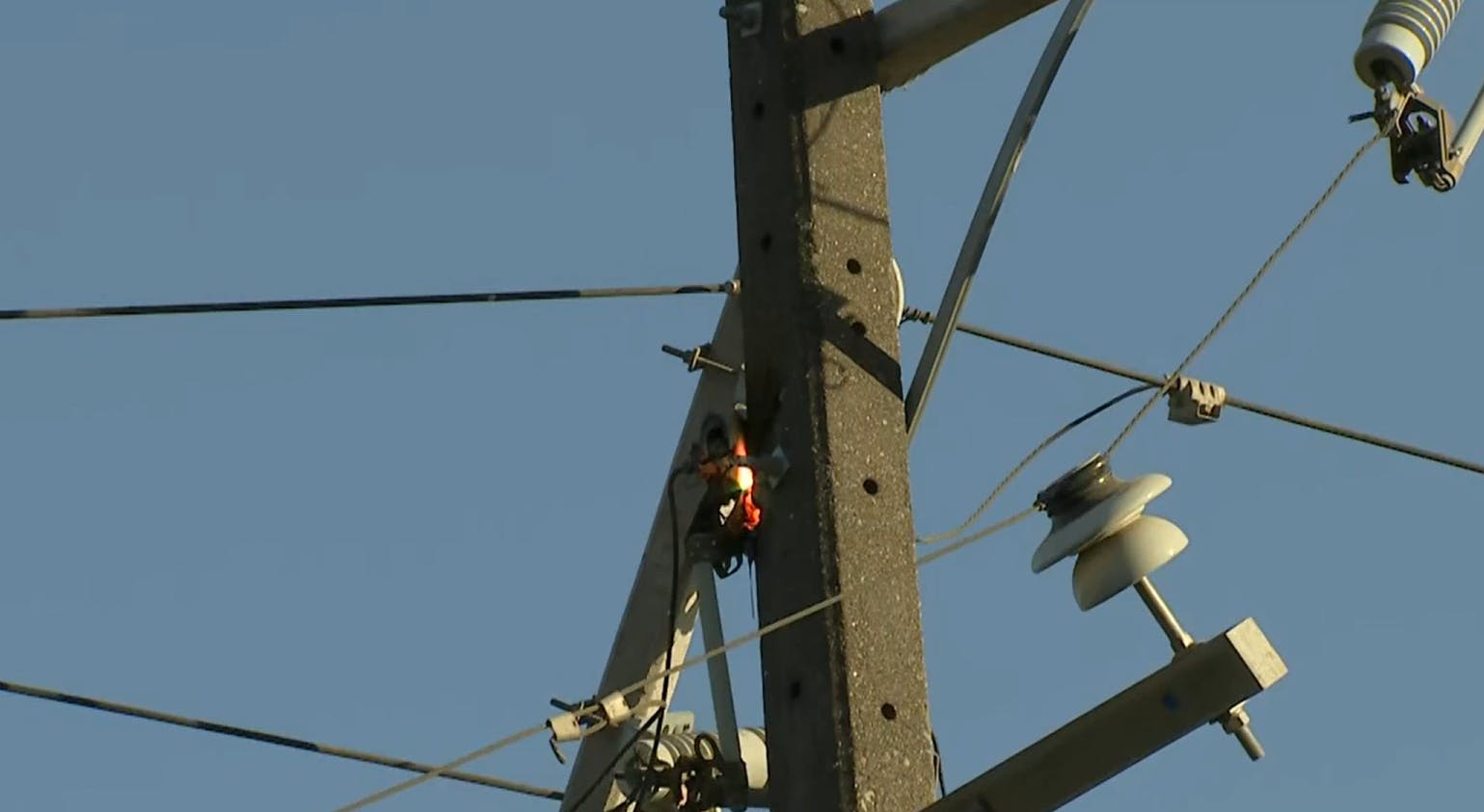 ¡Alto riesgo! Choque dejó poste electrificado en Estación Central
