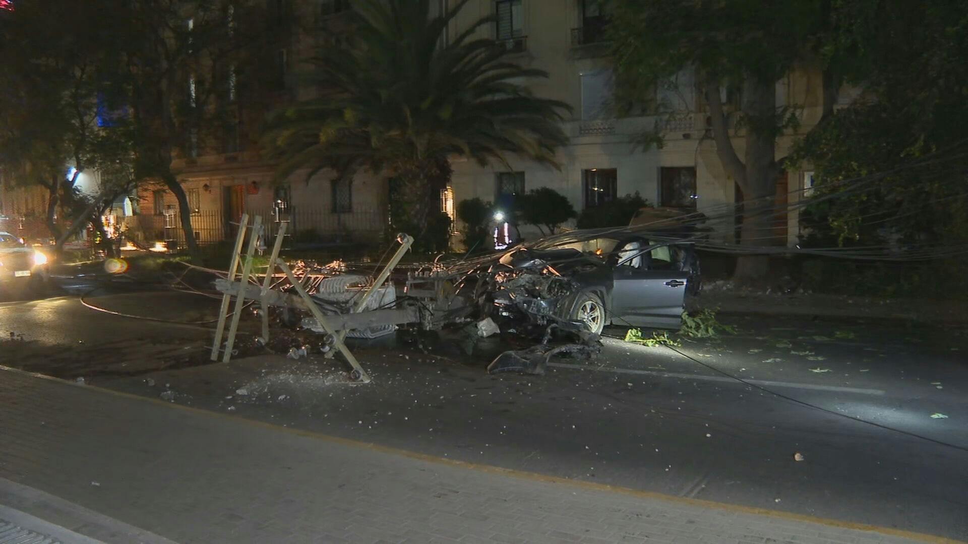 Grave accidente de tránsito en Providencia: conductor iba ebrio y chocó con postes