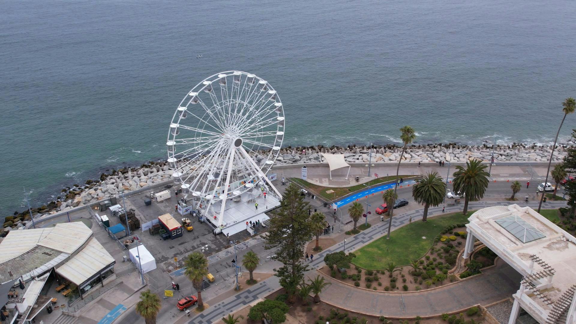 Viñamarinos fascinados con impresionante rueda de la fortuna en el sector de Avenida Perú