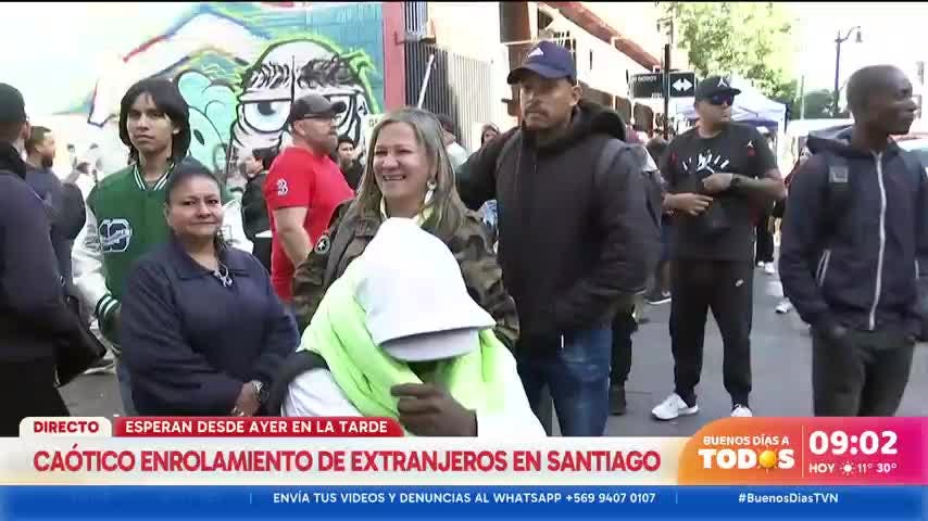 ¡Caos! Más de 2.500 extrajeros hacen fila para enrolarse en Santiago