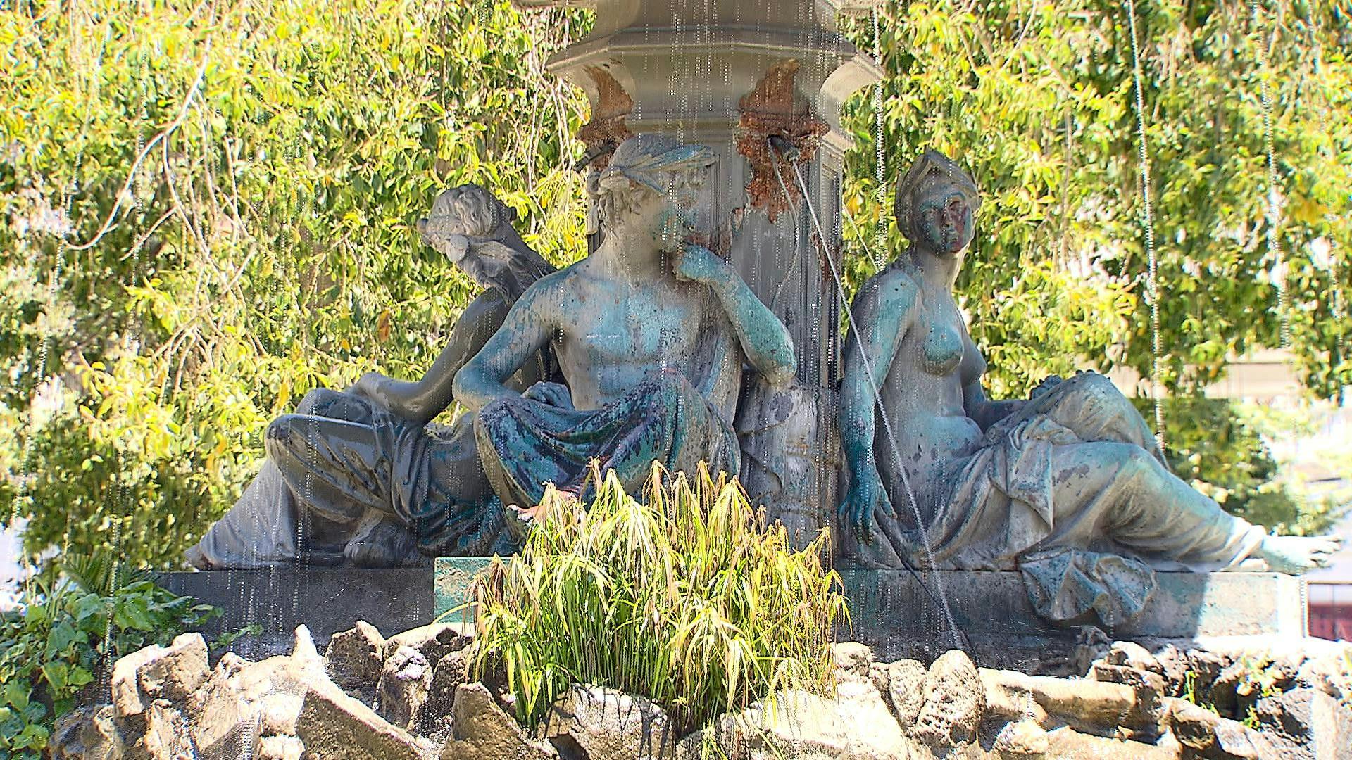 Roban tradicionales esculturas en Plaza Victoria de Valparaíso