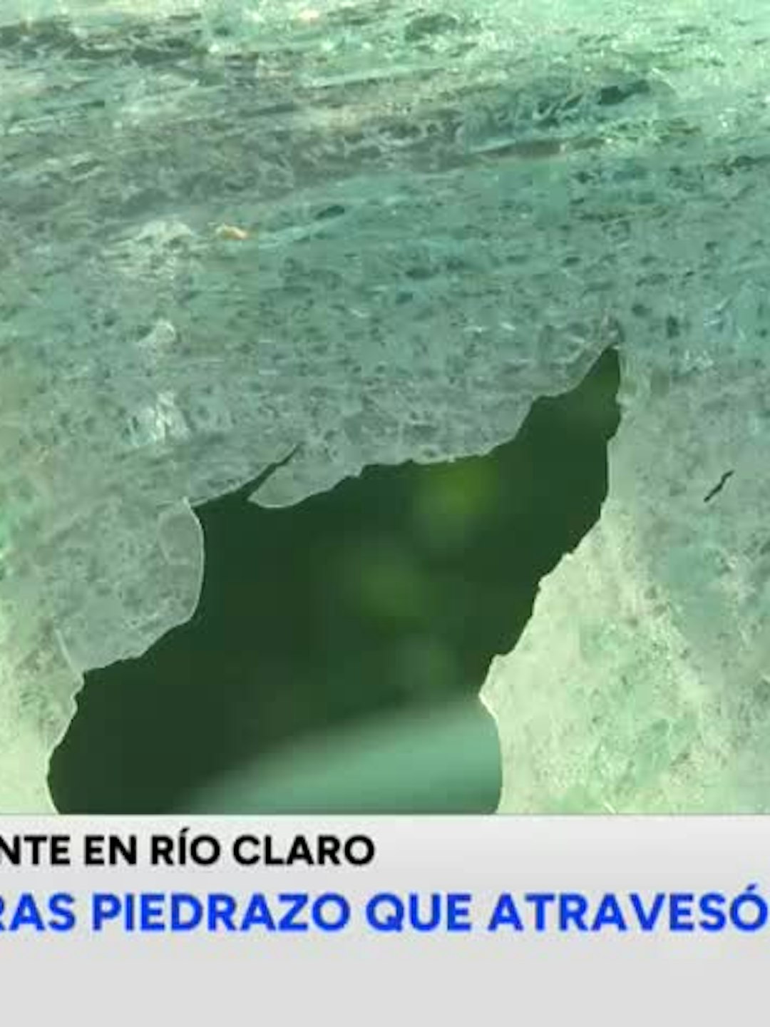 Mujer está grave tras piedrazo que atravesó un parabrisas