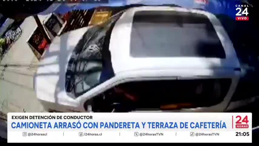 Camioneta arrasó con pandereta y terraza de cafetería