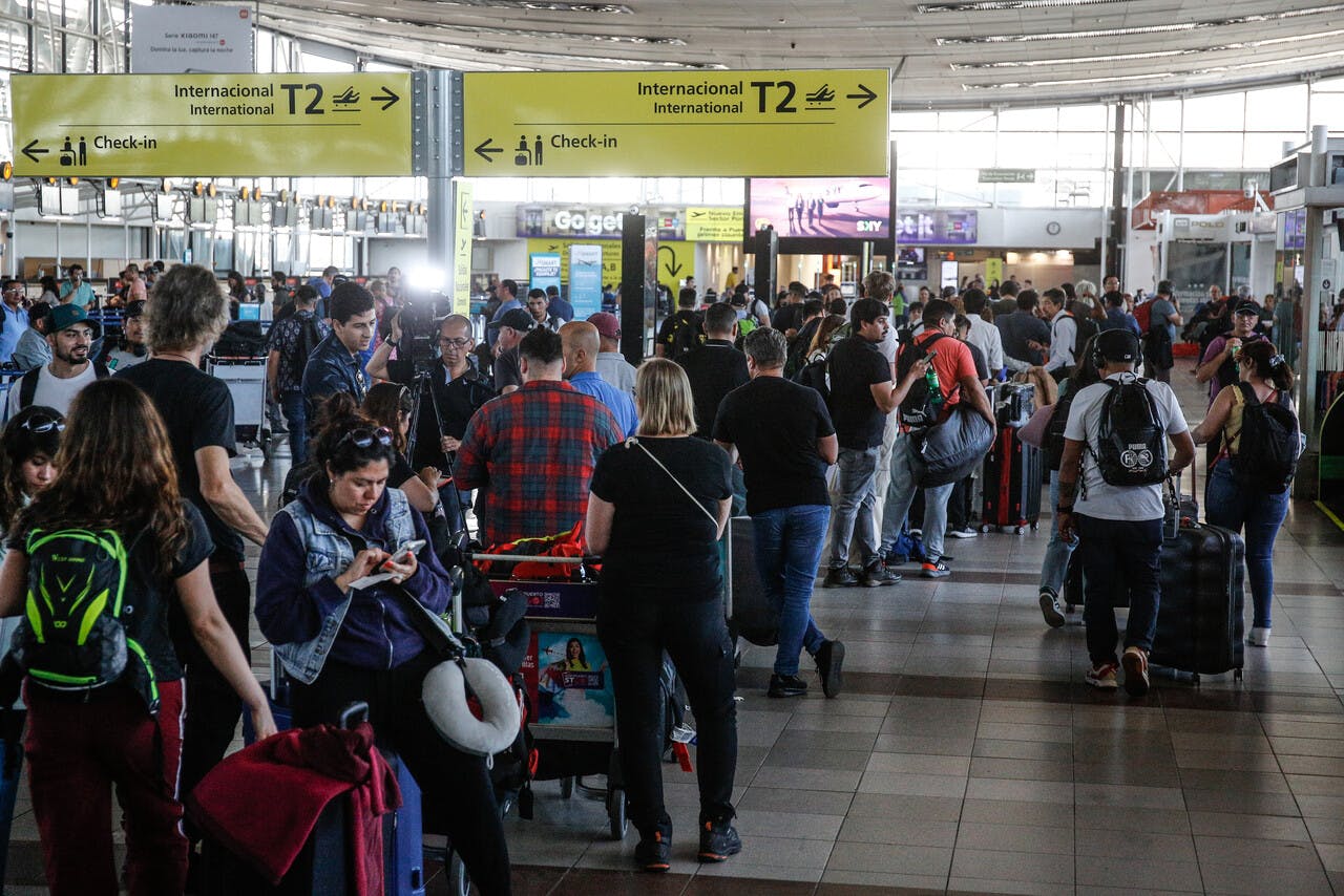 Indignación total: Largas filas y demoras generan molestia en pasajeros en el Aeropuerto de Santiago