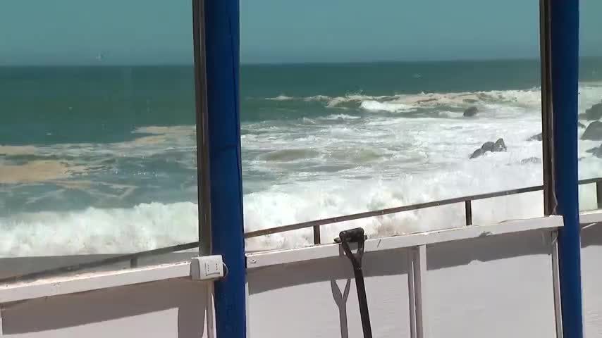 Marejadas anormales cubren la playa de Pingueral y afectan a un restorán. 