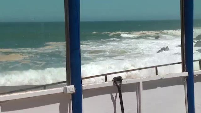 Marejadas anormales cubren la playa de Pingueral y afectan a un restorán.