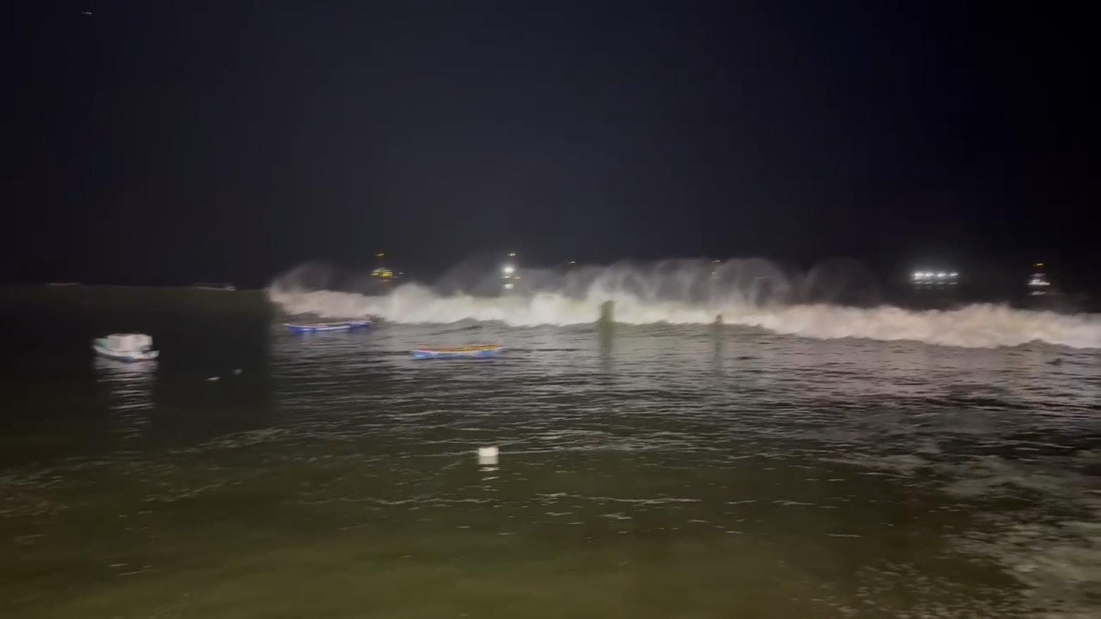 Una decena de botes destruidos por marejadas en Mejillones