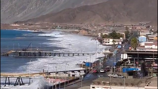 Avenida Esmeralda de Taltal fue afectada por marejadas anormales