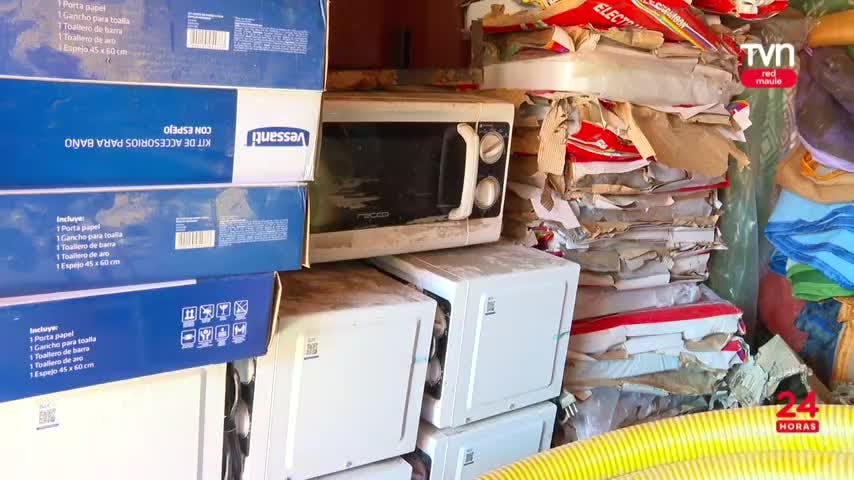 Hallan cientos de enseres destinados para los damnificados de Licantén en containers