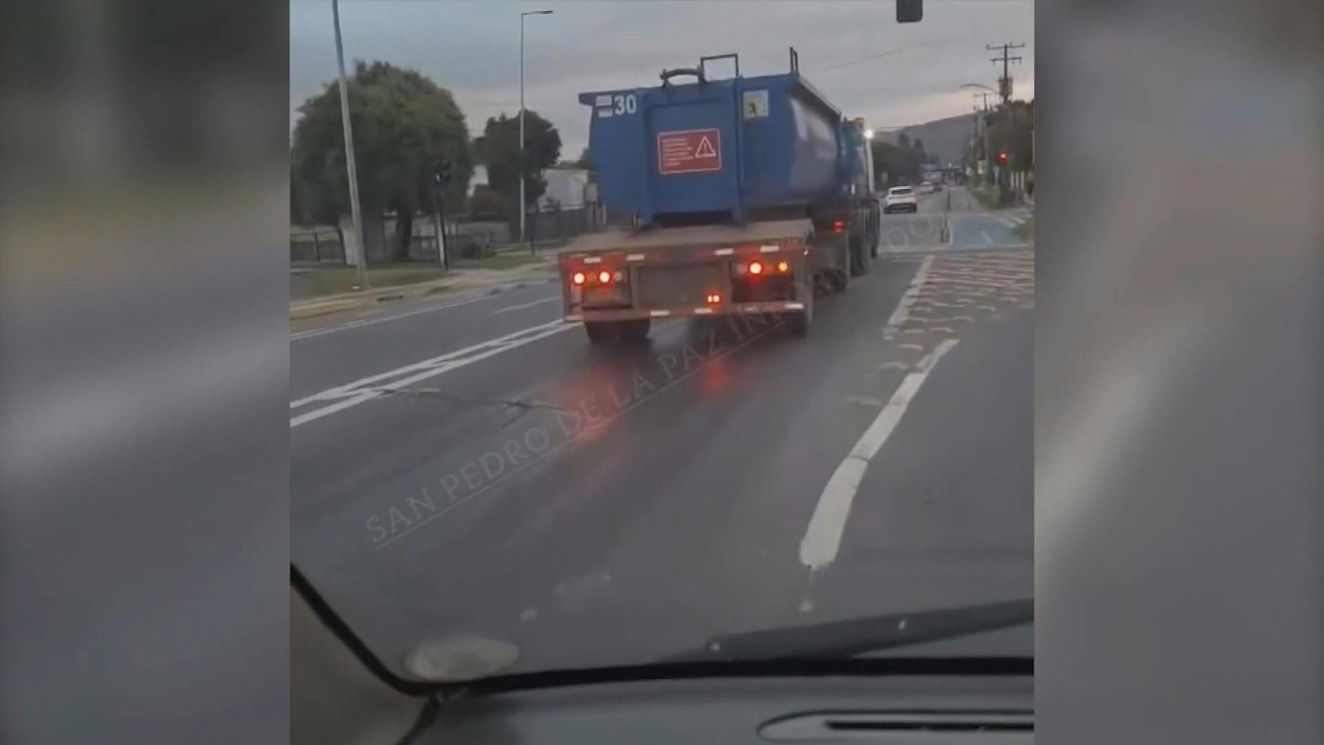 Un camión derramó aguas negras en la calle principal  de San Pedro de la Paz.