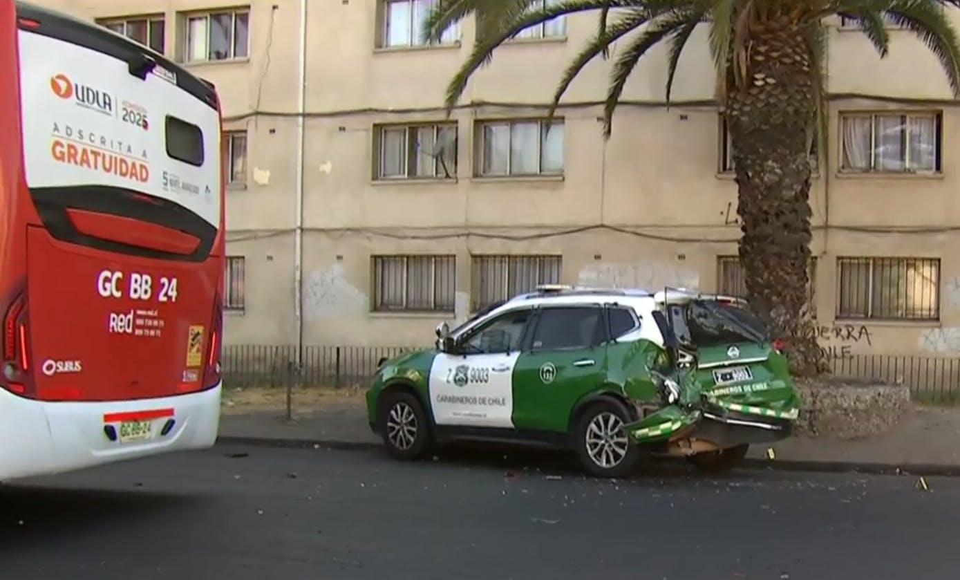 Para evitar atropellar a un motociclista: Bus de Red choca a patrulla de Carabineros en Independencia 