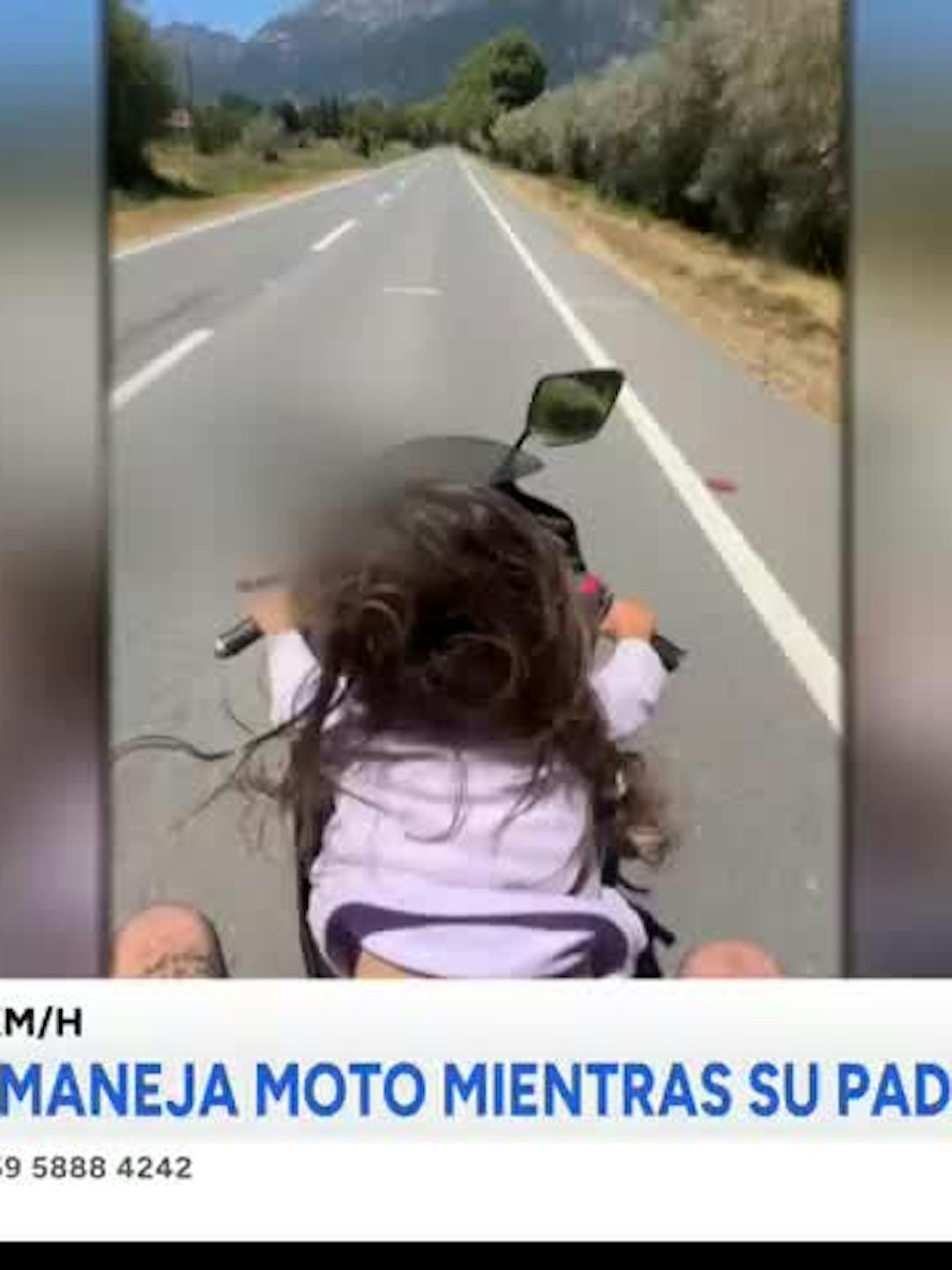 Indignante: niña de 5 años maneja moto mientras su padre la graba