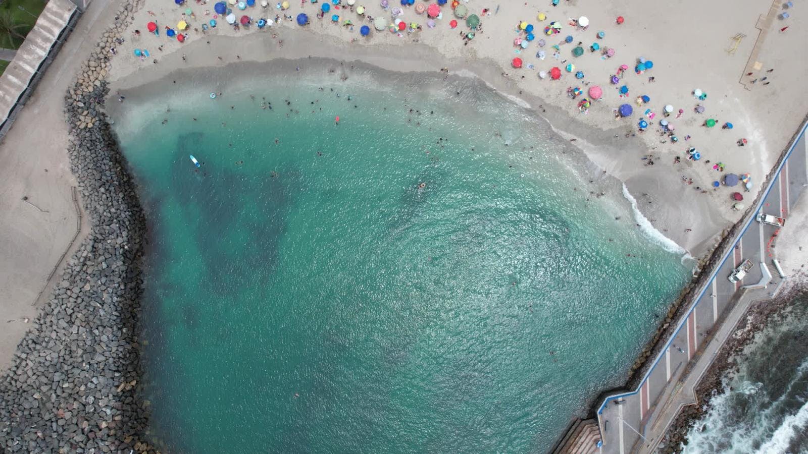 Marejadas ponen en peligro arena en playas artificiales