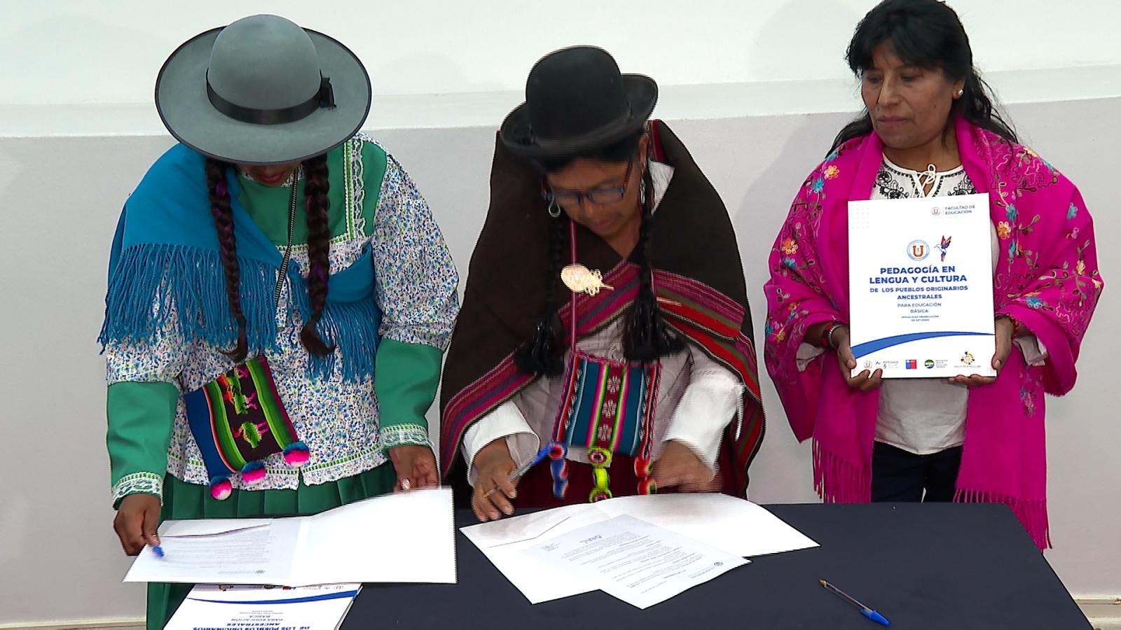 Entregan becas académicas a educadores tradicionales Licanantay y Quechua