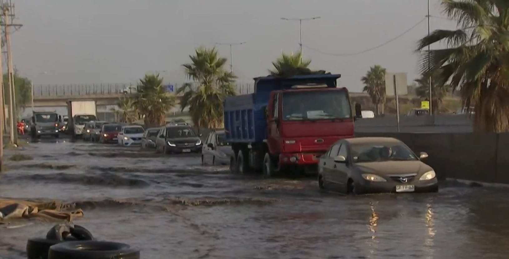 ¿Santiago tiene un nuevo río?: La Pintana despierta con avenida completamente inundada 