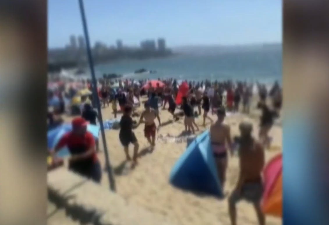 Como si fuera el patio de una cárcel: Riña en playa de Viña del Mar termina con apuñalados y fierrazos 