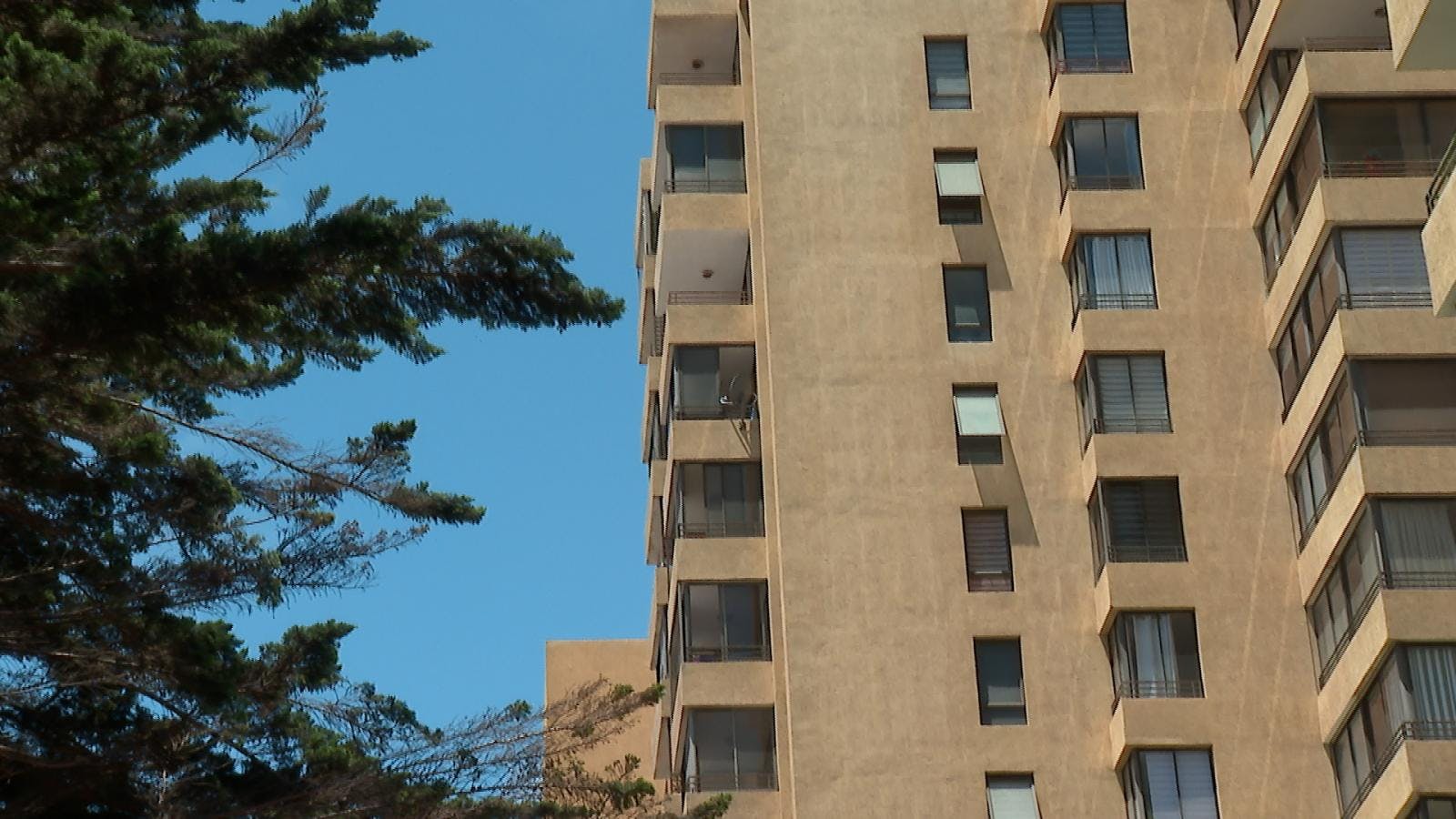 PDI investiga muerte de mujer que cayó desde el piso 12