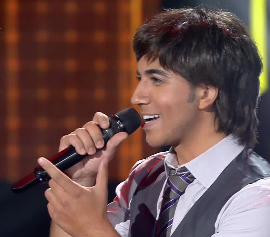 La inconfundible voz de Luis Fonsi en noche de semifinales