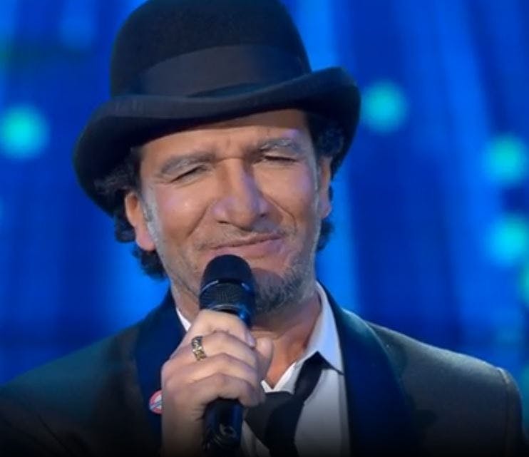 Con un clásico de Serrat, Joaquín Sabina busca seguir en "Mi nombre es"