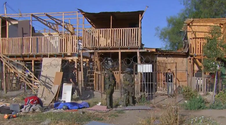 Masivo operativo en Quinta Normal: Realizan control migratorio y demoliciones de casas en toma 