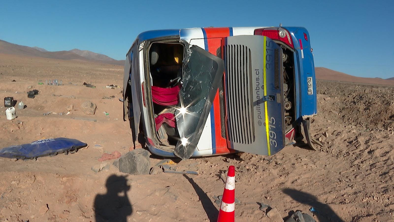 Tres personas permanecen graves tras accidente de bus
