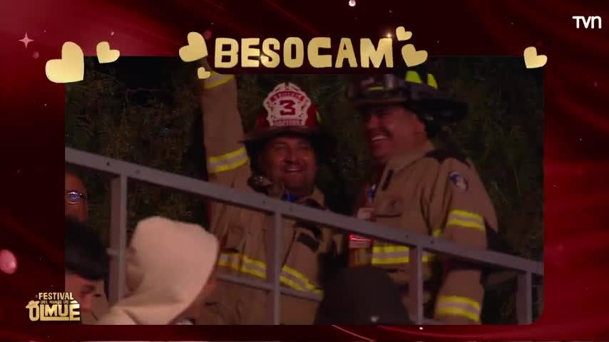 Bomberos protagonizan divertido momento en  la "Besocam"