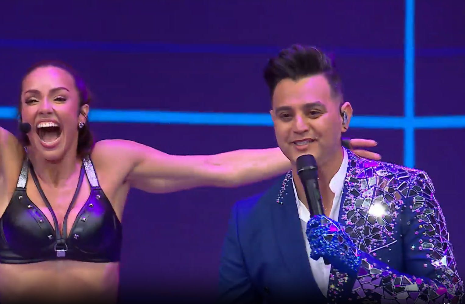 Jordan sorprende con aparición en pleno show de Porto Seguro