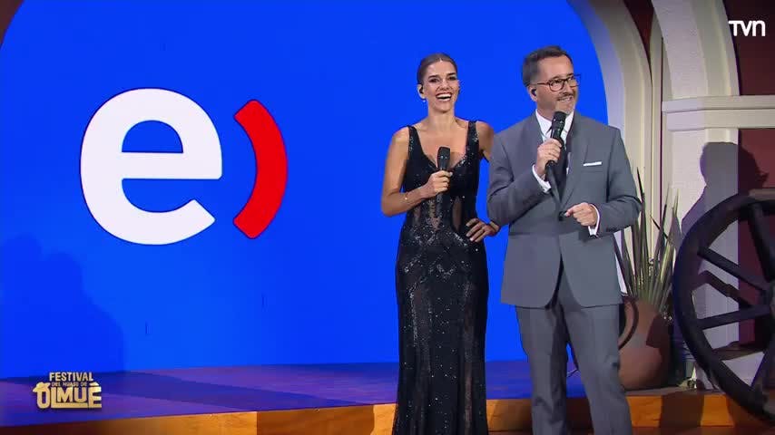 Un beso a los cuatro vientos: Eduardo Fuentes sorprendió a María Luisa Godoy 