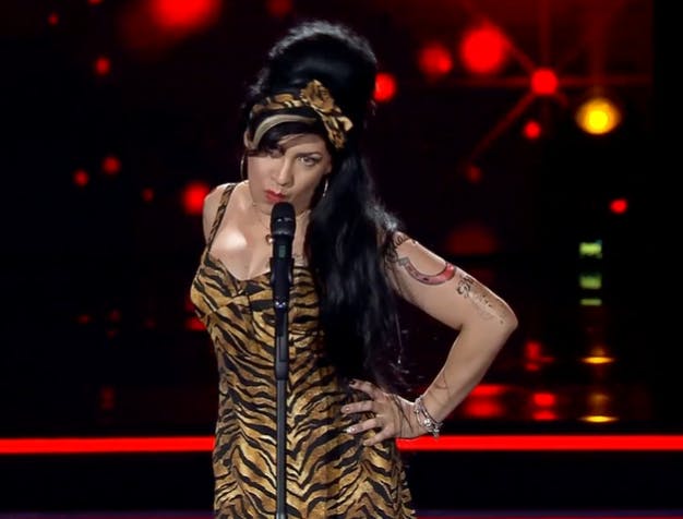 Amy Winehouse nos sorprende con "Addicted"