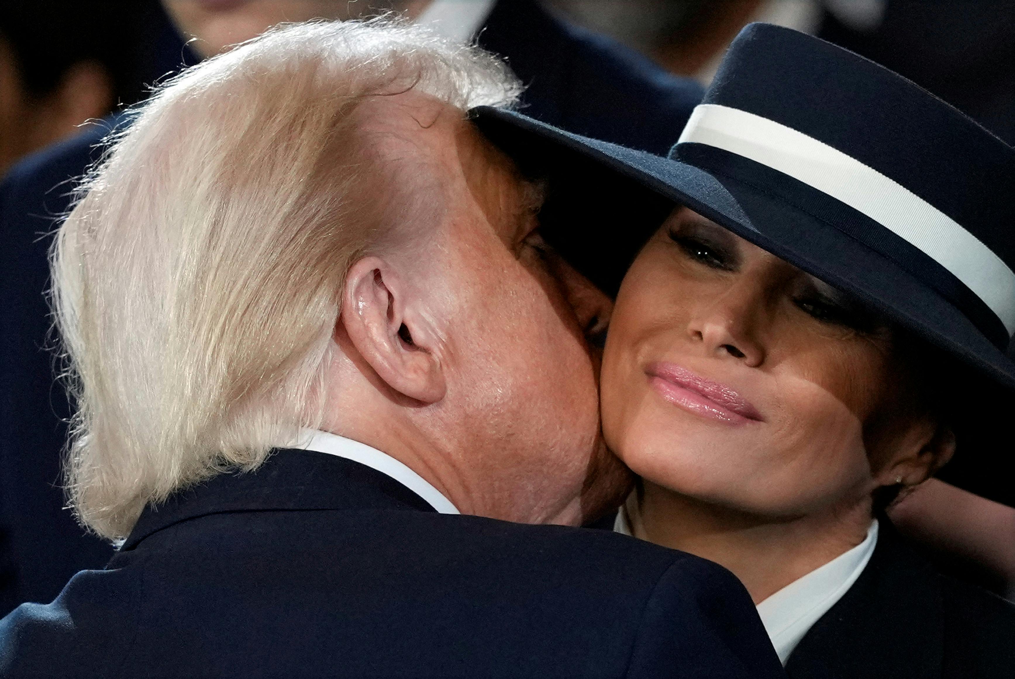 El poder del vestuario y su sombrero anti beso