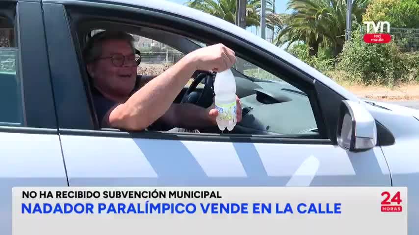 Nadador paralímpico vende en la calle