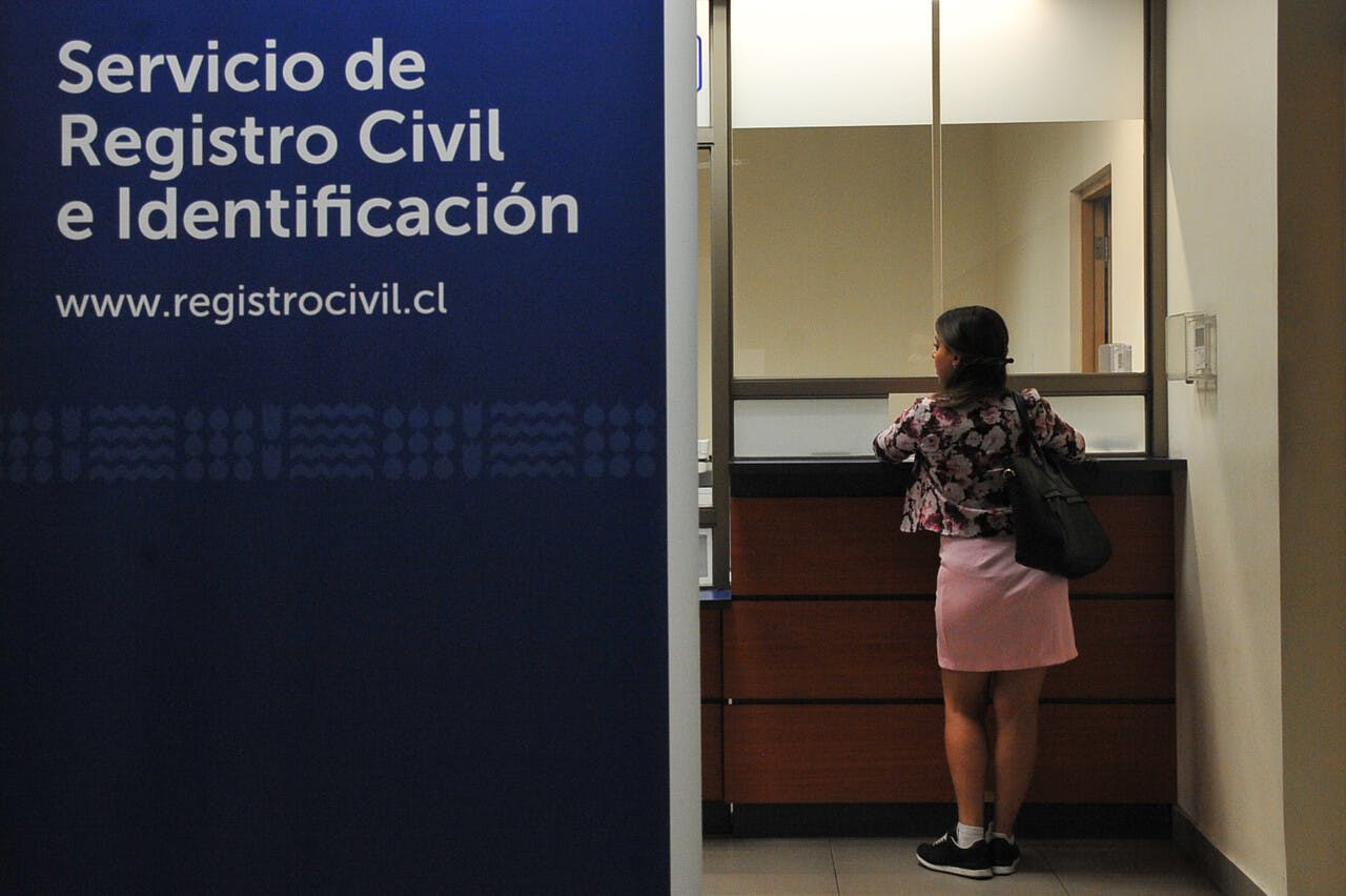 ¡Despelote total en el Registro Civil! Ciudadana chilena denuncia cambio de nacionalidad y problemas con la PDI