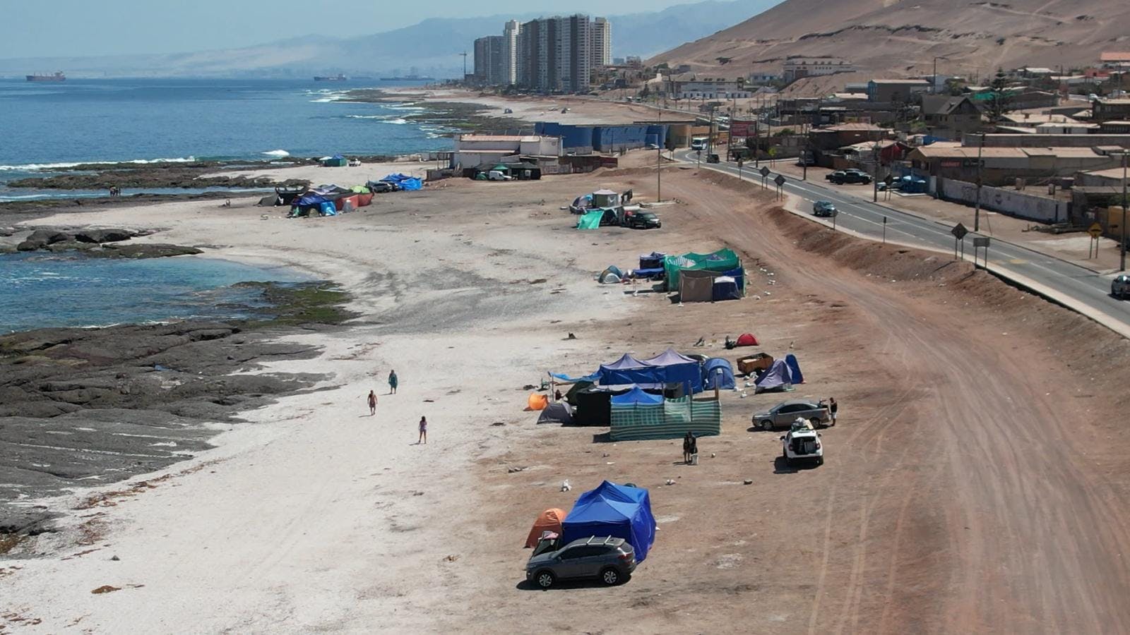 Carpistas se instalan en sector sur de Antofagasta pese a prohibición de pernoctar 