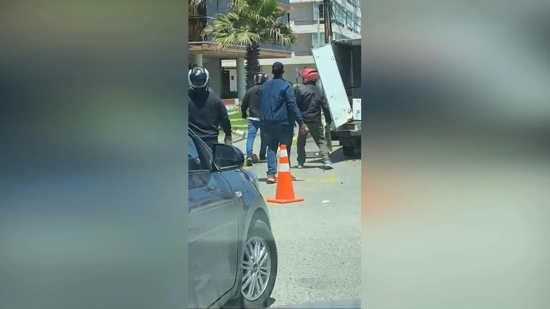 Video: Motociclistas de delivery embisten a un chofer de un camión repartidor