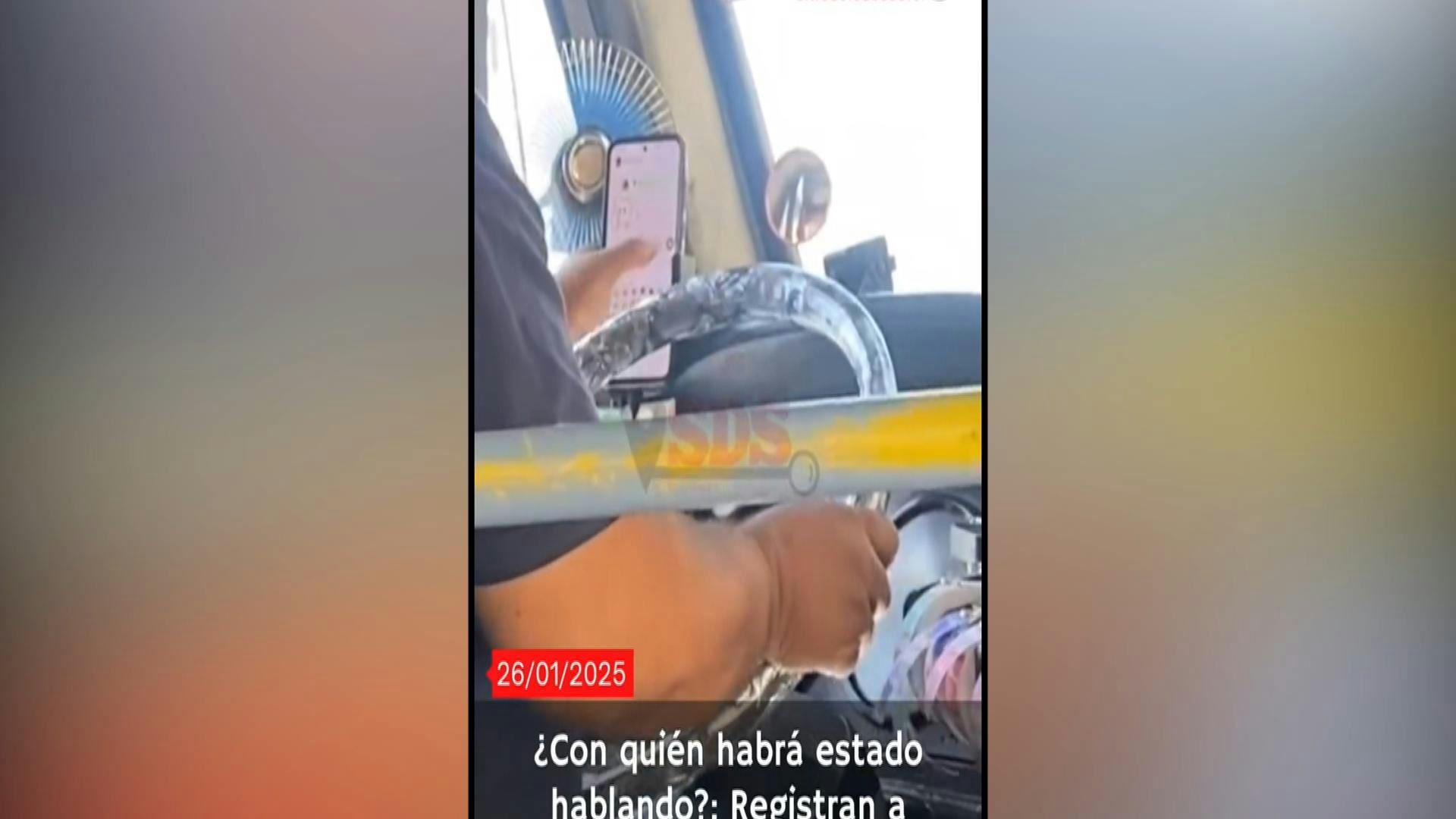 Video: micrero es captado conduciendo a gran velocidad chateando por celular 