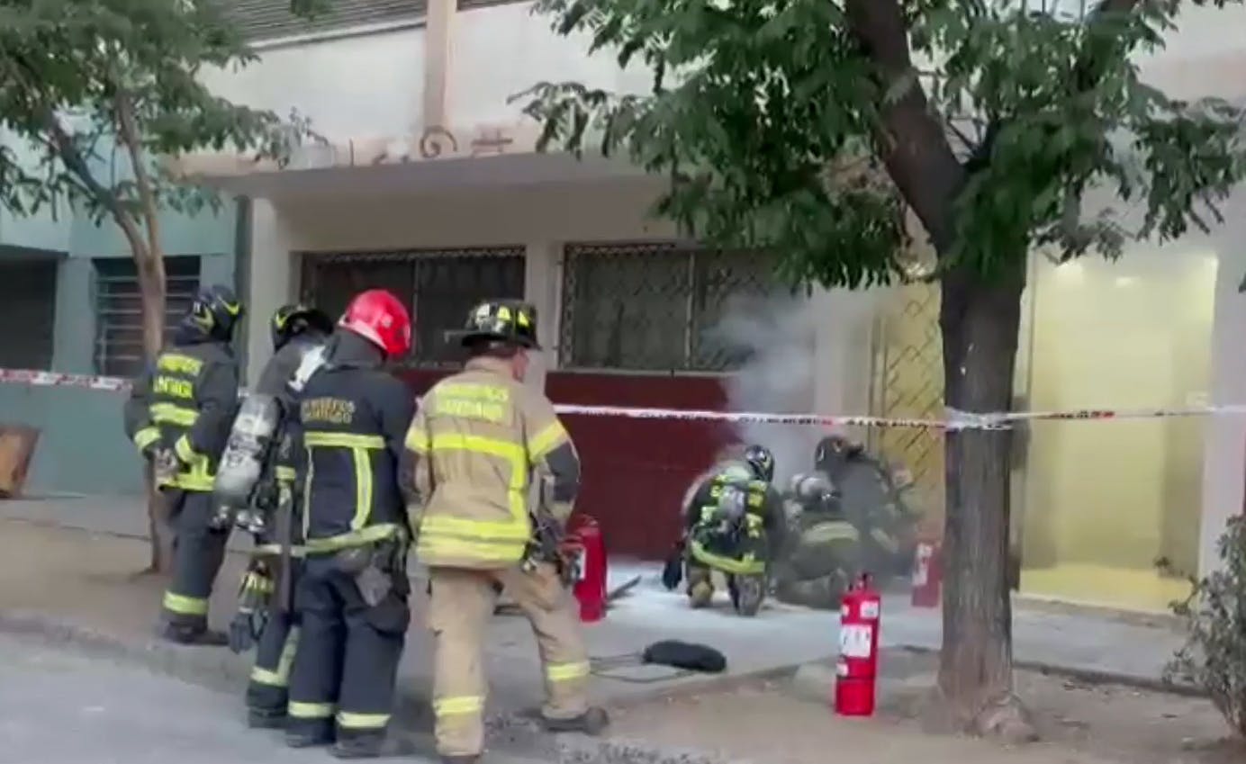 Fuego en cámara subterránea obliga a la evacuación de edificio en Santiago Centro 