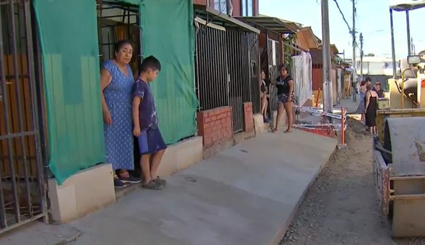 Una burla para vecinos: Constructora dañó calles y dejó veredas convertidas en peligrosas rampas en Cerro Navia