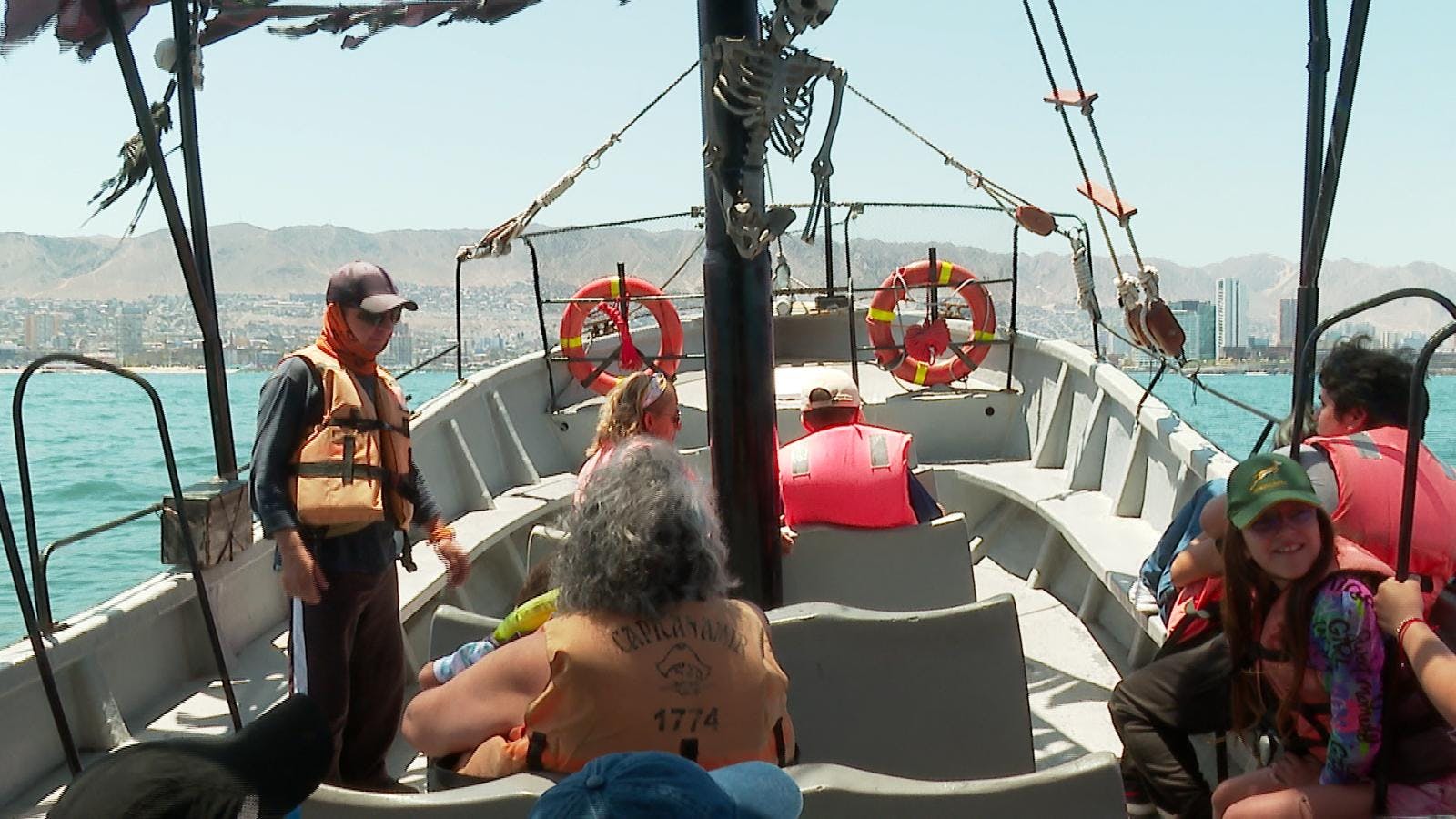Paseos turísticos en lancha . Al estilo “piratas “.