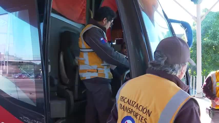Parabrisas roto y una serie de otras deficiencias. Eran las condiciones en que circulaba un bus que fue fiscalizado en un operativo de la Seremi de Transportes, en el Terminal Collao de Concepción. La autoridad intensificó los controles en medio del recambio de veraneantes.