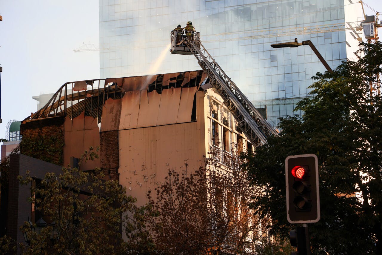 Peligro de derrumbe: Bomberos trabaja en incendio de edificio en Santiago Centro