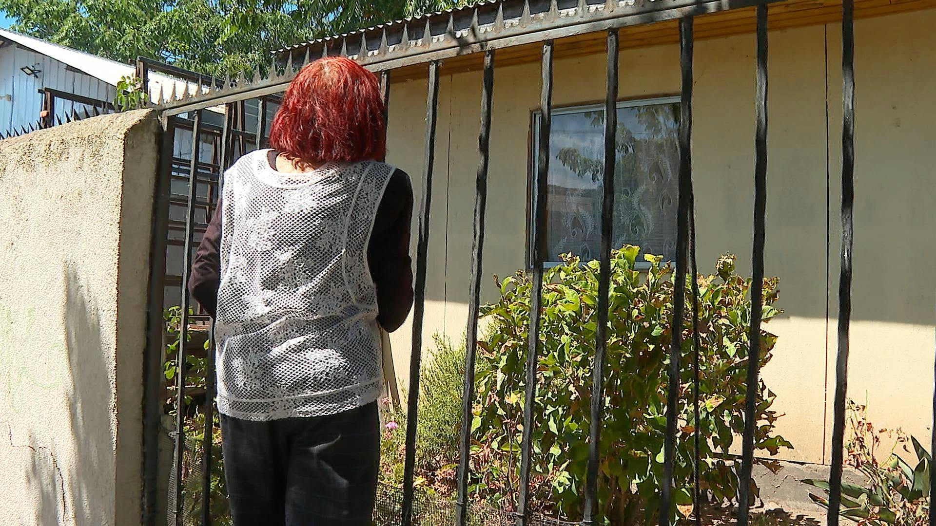 Adulta mayor se alimenta gracias a vecinos 