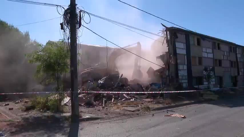 Desalojan y demuelen 192 departamentos tomados ilegalmente