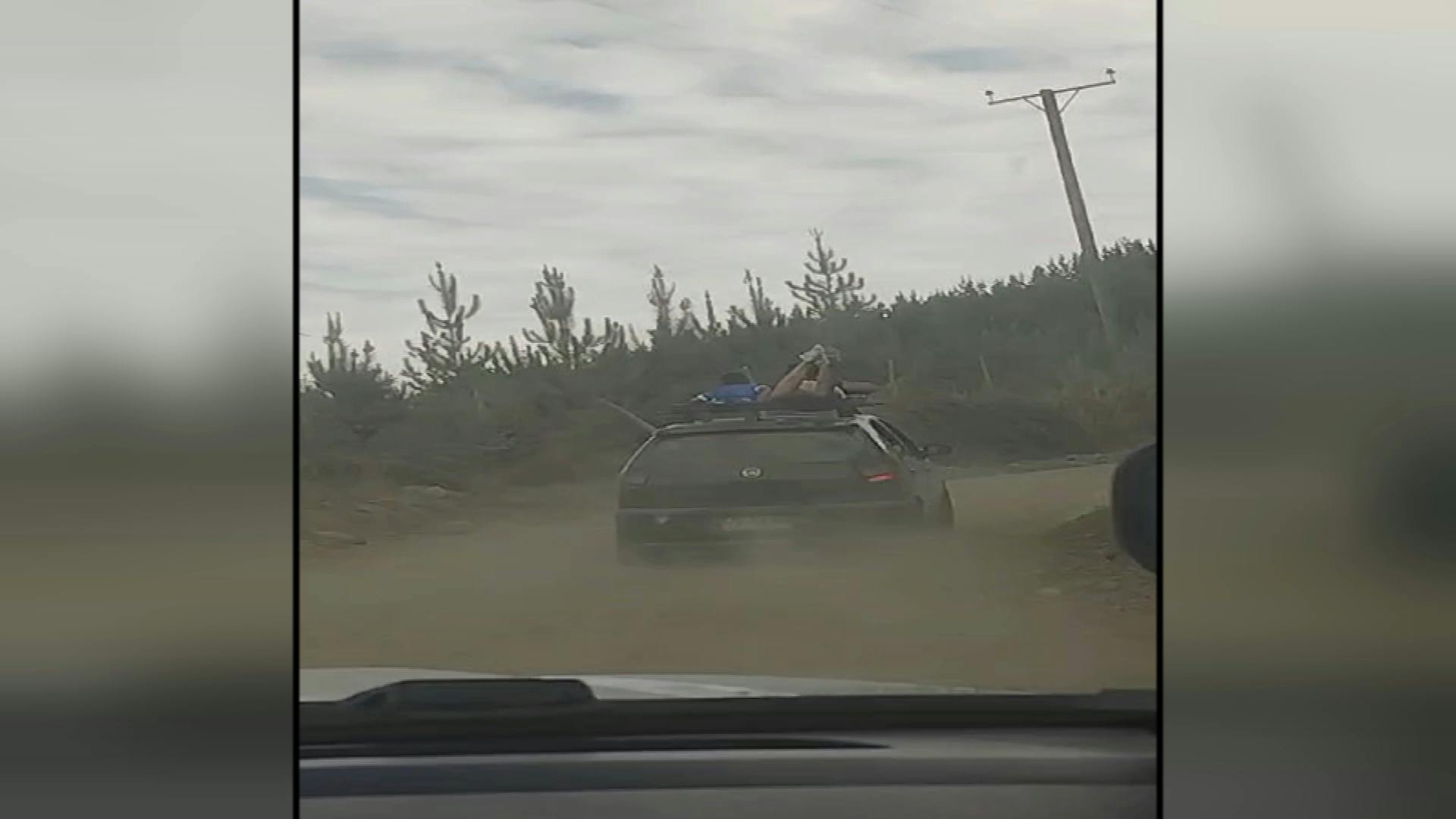 Niños viajaban en portaequipaje de un auto