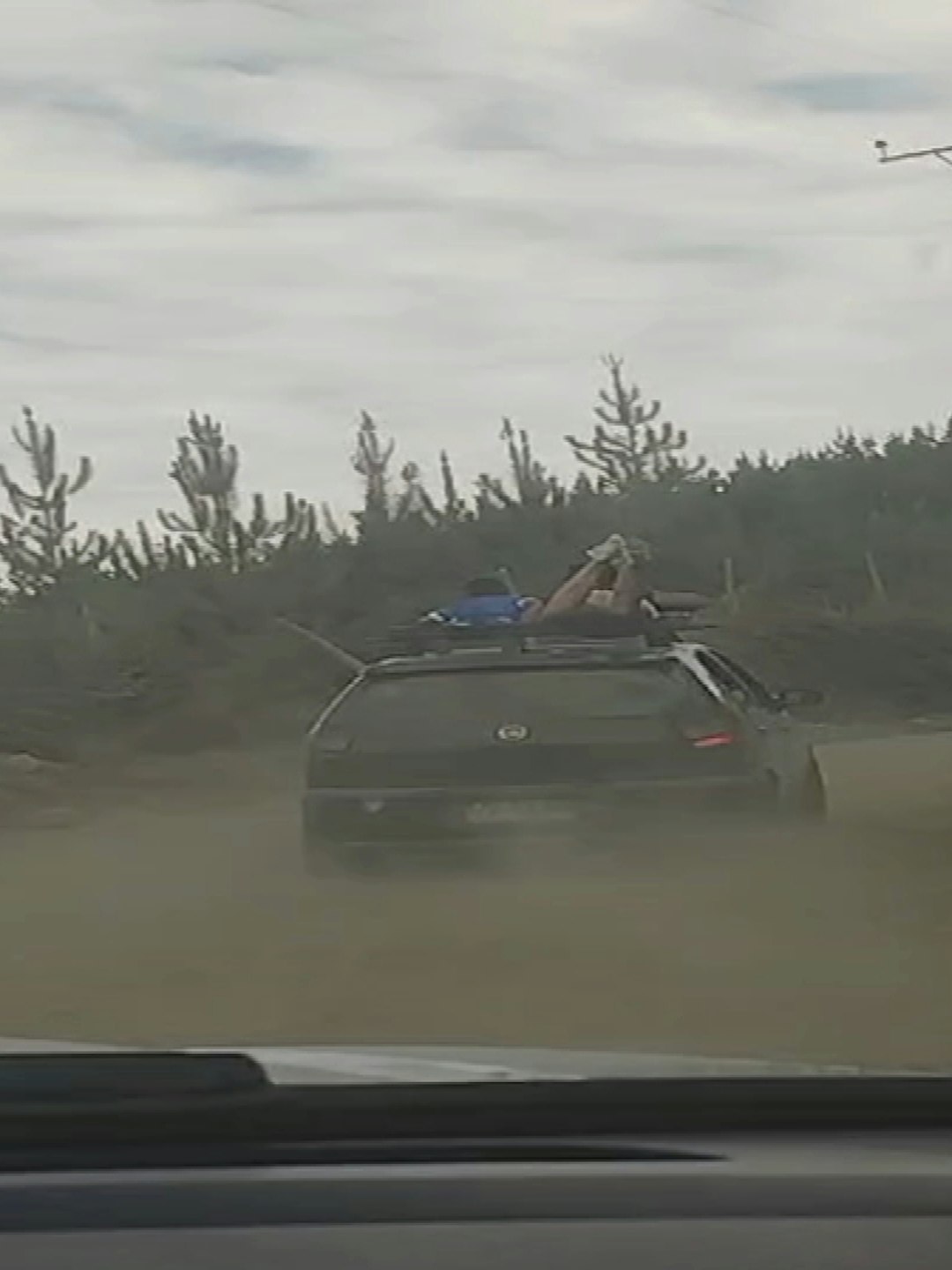 Niños viajaban en portaequipaje de un auto