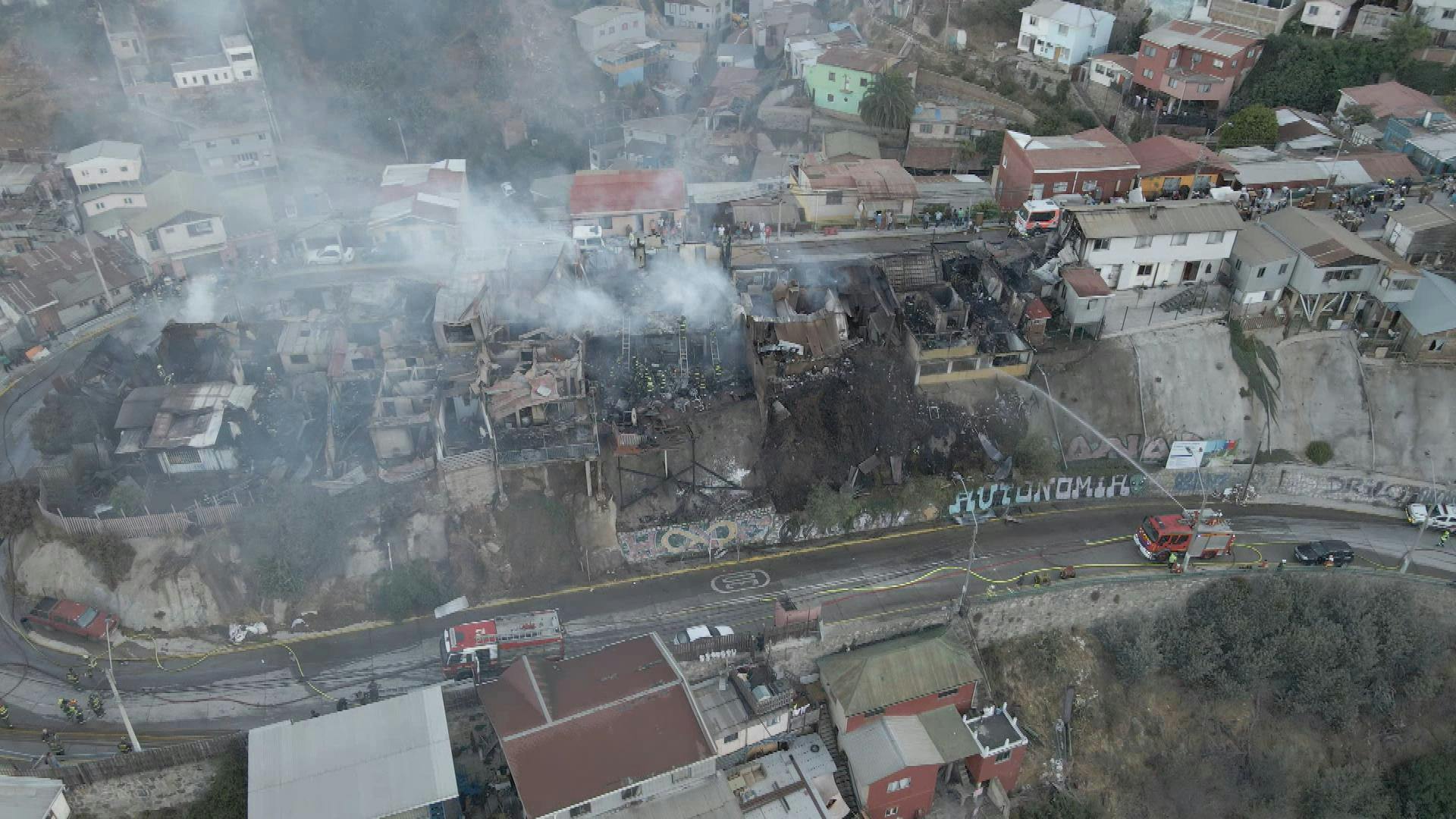 Voraz incendio en cerro Cordillera de Valparaíso dejó nueve viviendas completamente destruidas