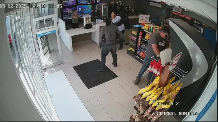 Carabineros frustraron robo de 17 mil cajetillas de cigarros en bencinera
